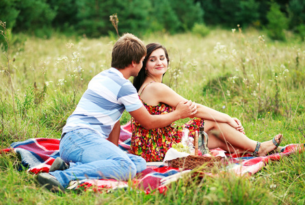 快乐年轻夫妇花时间相聚在公园