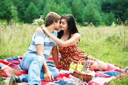 快乐年轻夫妇花时间相聚在公园图片