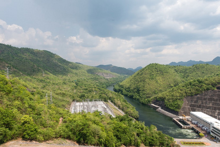 电动的大型水坝在泰国