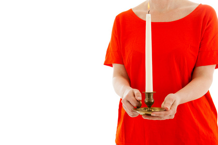 年轻的女人手中持有一支蜡烛