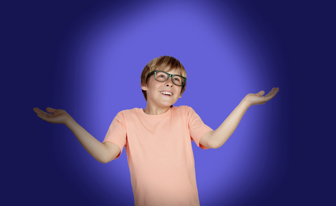 半信半疑的表达式微笑的男孩带着半信半疑的表情照片