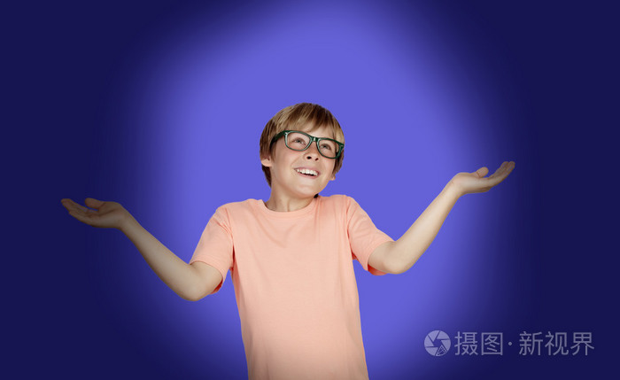 微笑的男孩带着半信半疑的表情