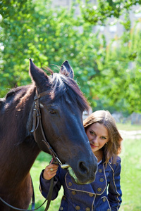 一个年轻的女孩与一匹马的肖像