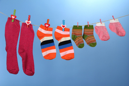 多彩的袜子挂在晾衣绳上颜色背景