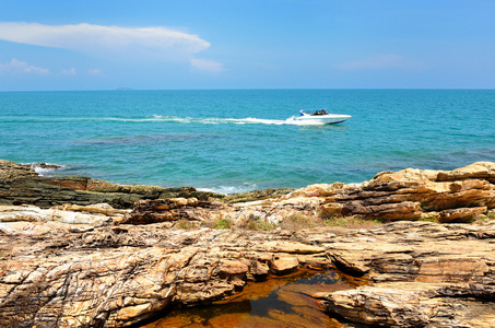 海与岩石的景观