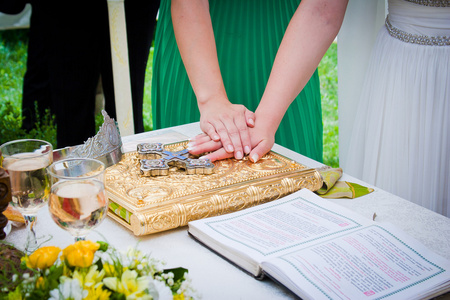把手放在圣经在婚礼仪式上