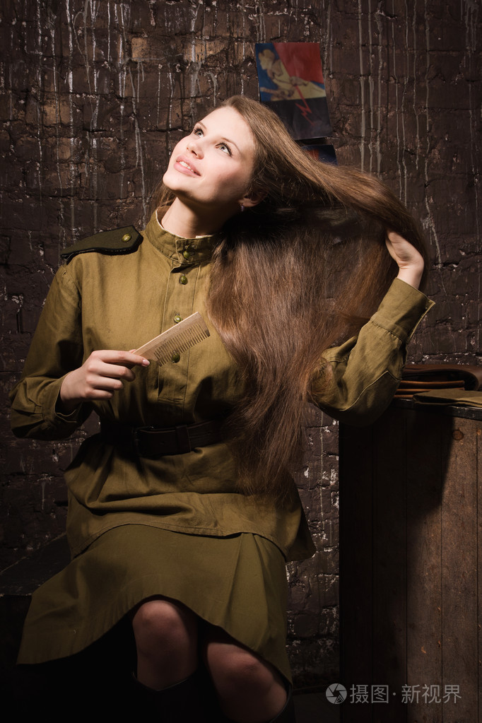 苏联女战士在二次世界大战的制服她梳的发型