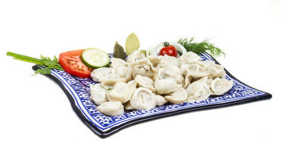 碗与传统俄罗斯菜pelmeni