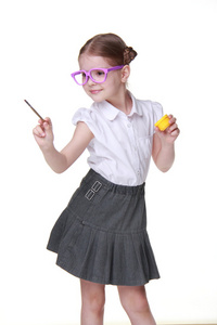 工作室形象的构成与黄色颜料和画笔的滑稽眼镜的小女生