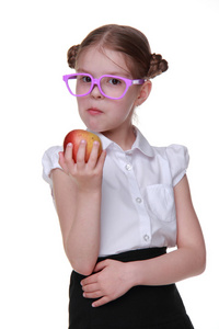一个女生在眼镜吃苹果的肖像