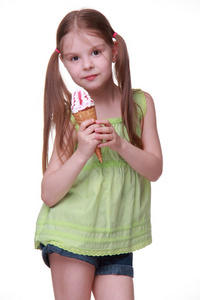 小可爱女孩吃冰淇淋