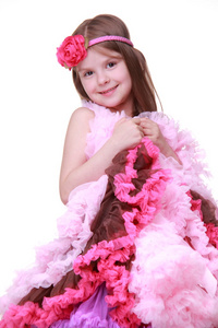 一个穿着粉色衣服的小女孩的肖像
