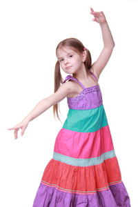 在工作室中跳舞可爱多彩穿着漂亮的小女孩