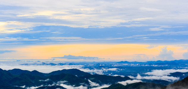 早晨在泰国 krajom 山山顶观