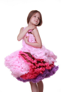漂亮的小女孩在孤立在白色背景上可爱的粉色的裙子