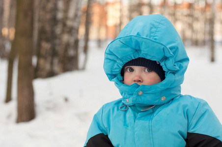 婴儿在冬季公园散步。冬天雪