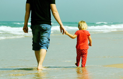 父亲和女儿在海滩上