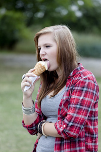 十几岁的女孩吃冰淇淋