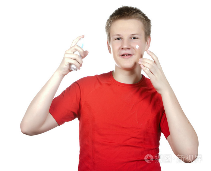 这个男孩在青少年问题的年轻皮肤针对现场的奶油