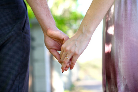 结婚牵手特写牵手与结婚戒指照片