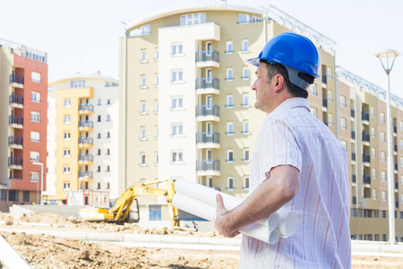 工程师在建筑工地上