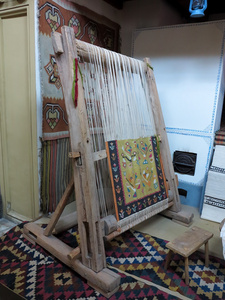 古代木制复古织机生产地毯