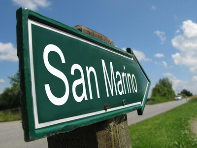 一条农村公路的圣马力诺路标
