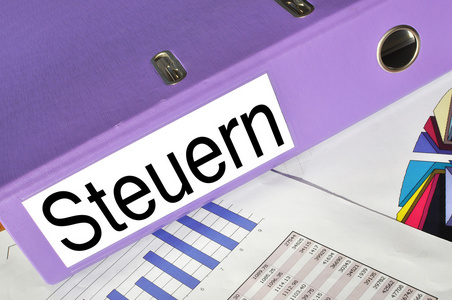 在一份市场报告上的 steuern 文件夹