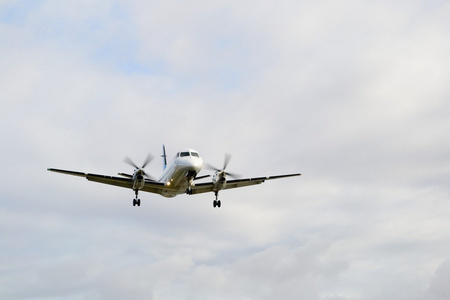 飞机降落在艾图塔基岛