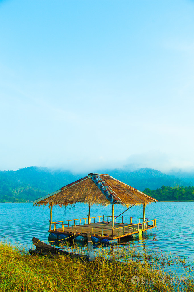 边缘的湖边小屋