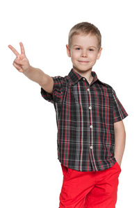 年轻的男孩显示胜利的标志图片