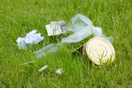 packempty在绿色的草坪上的垃圾.环境污染照片