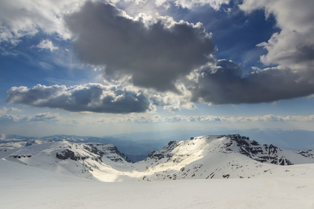 美丽的冬天全景 bucegi 山脉 喀尔巴阡 罗马尼亚