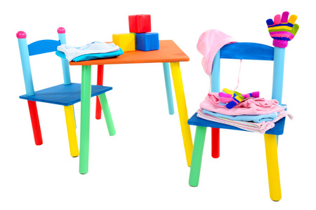小和多彩的桌子和椅子上白色孤立的小小孩