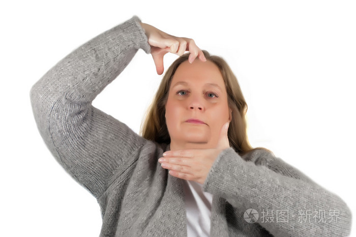 女人正在用手指帧