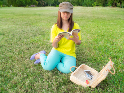 阅读本书在公园里的女人