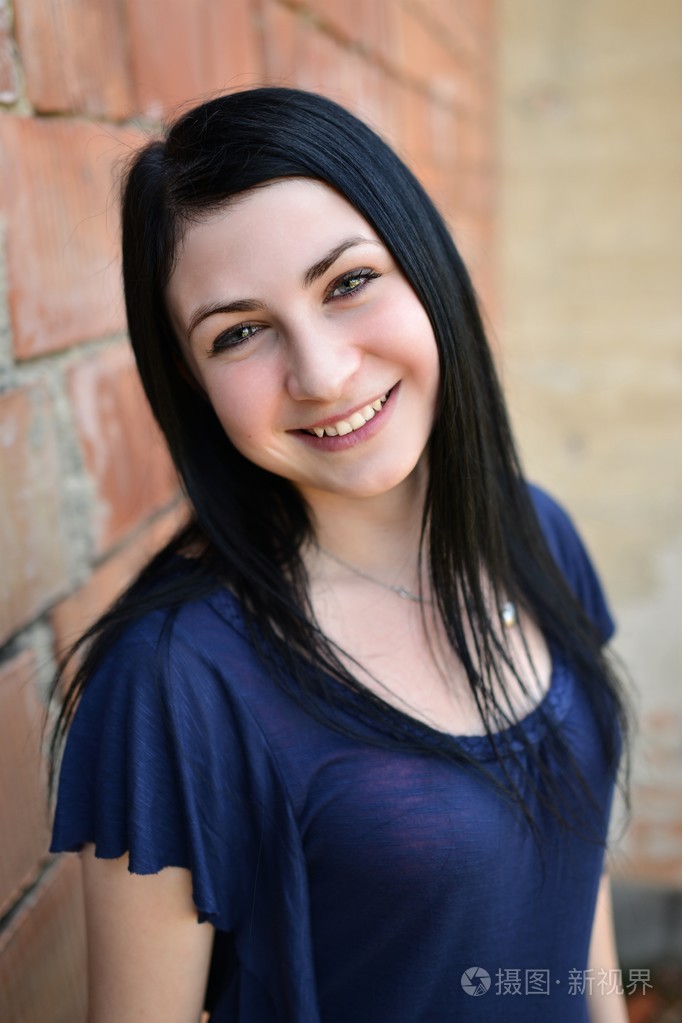 街头的一个美丽的年轻女子肖像