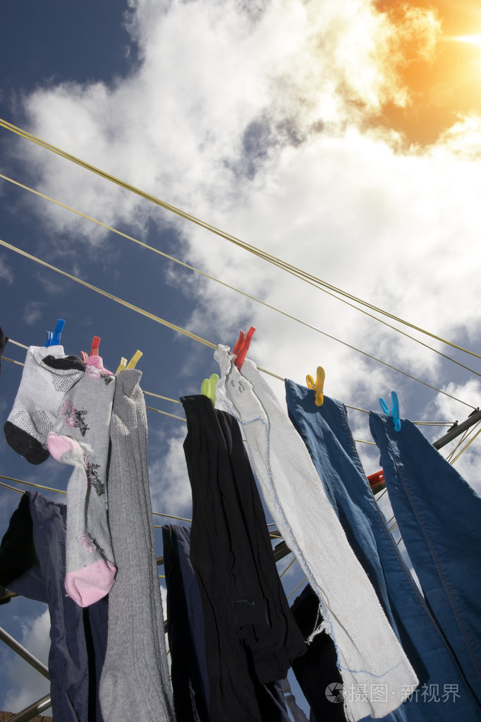 湿的衣服在洗涤的行上