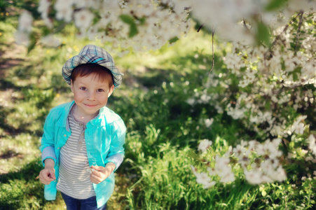 在郁郁葱葱的花园中的男孩图片