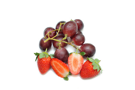 草莓和葡萄在白色背景上孤立