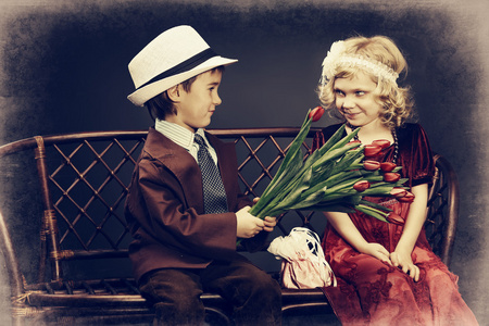 男孩送花给女孩图片