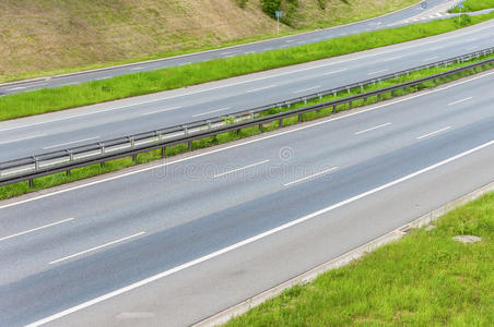 空荡荡的公路，没有车辆