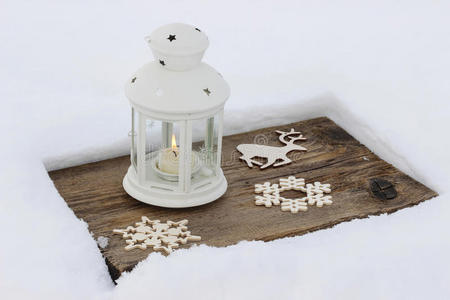 白灯立在木板上，雪地上