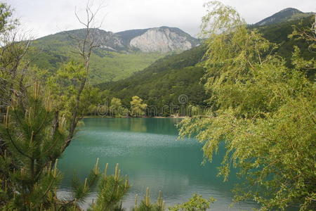 山中的蓝色湖泊。