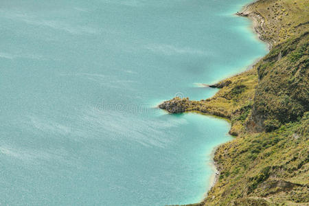 奎罗托亚火山口湖的壮丽景色