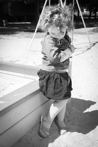 一个卷曲的小女孩的黑白照片