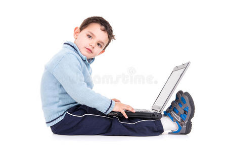 男孩和笔记本电脑