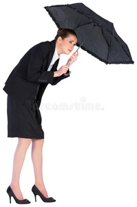 拿着黑伞的女商人