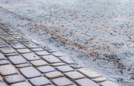 雨落水坑