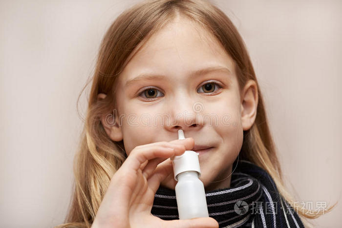 小女孩用鼻药水